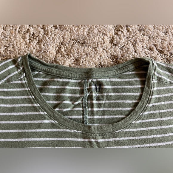 Women’s set of 2 tops - GAP Easy Tee, S and Old Navy LOVE graphic tee, M - Picture 6 of 7